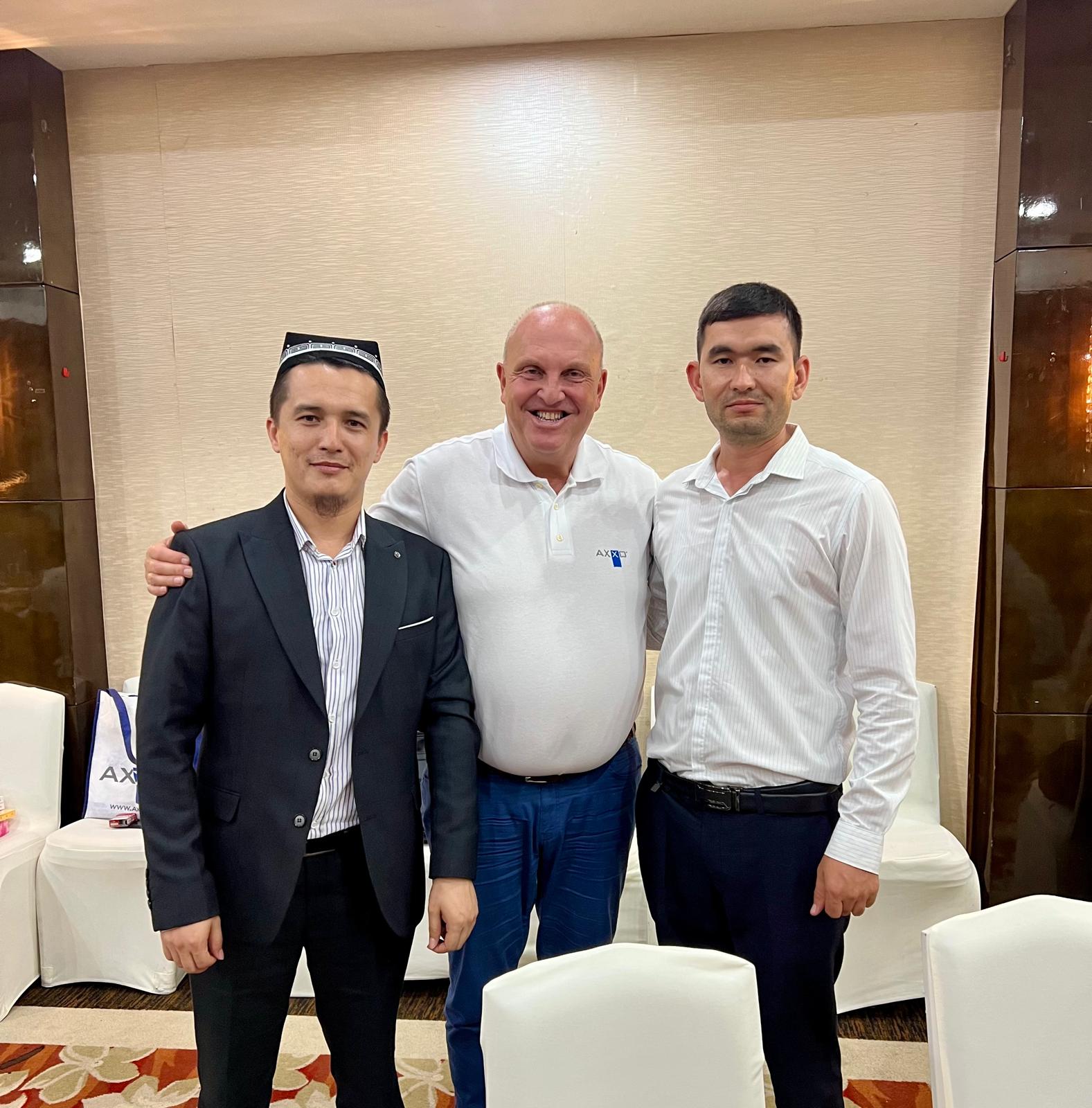 Korxonamiz vakillari CPHI & PMEC China 2025 xalqaro ko‘rgazmasida!